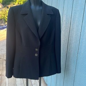Tahari Arthur S. Levine pin stripe blazer with 2 snaps fully lined size 16